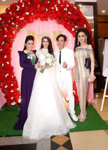 Đi đám cưới tình cũ, Lâm Khánh Chi thay tới 2 bộ váy cắt khoét hiểm hóc, thêm đôi cao gót khủng nhưng xém chút thì 