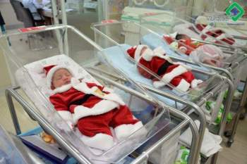 Khi bạn ra đời vào ngày Giáng sinh: Loạt ảnh các bé vừa chào đời đã được diện đồ Noel khiến dân mạng rần rần chia sẻ vì nhìn cưng muốn xỉu - Ảnh 4.