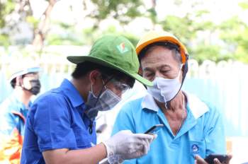 TP.HCM: Người dân ngỡ ngàng vì phải khai báo y tế online ở chốt kiểm soát dịch quận Gò Vấp - Ảnh 6.