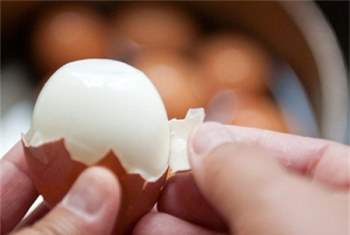 Ăn trứng gà luộc quá lâu có thể gây khó tiêu, trướng bụng