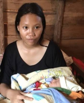 Bé gái Vân Kiều bị tràng hoa quấn cổ ra đời trong bão lũ ở Quảng Trị đã xuất viện về nhà - Ảnh 2.