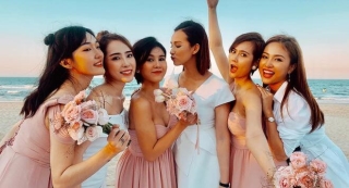 Linh Sugar (ngoài cùng bên trái) cũng tham dự đám cưới Phanh Lee