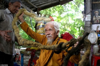 Cụ ông người Việt với bộ tóc dài gần 5m lên báo nước ngoài, tiết lộ niềm tin mạnh mẽ khiến ông không dám cắt suốt 80 năm qua - Ảnh 1.