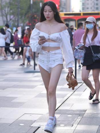 Street style ngày đầu năm mới của các quý cô Châu Á: Đẹp lung linh nhưng vẫn có trường hợp gây khó hiểu - Ảnh 10.