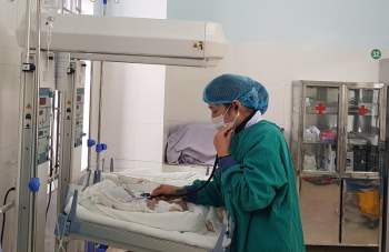 Trẻ sinh non được nuôi sống khỏe mạnh tại bệnh viện tuyến huyện -0