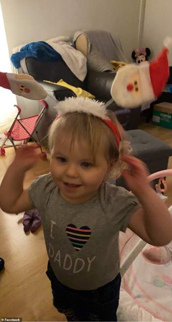 Một cục pin cúc áo nằm mắc kẹt trong cổ họng của bé gái 11 tháng tuổi suốt 4 tháng trời vì bác sĩ chẩn đoán bệnh sai - Ảnh 4.