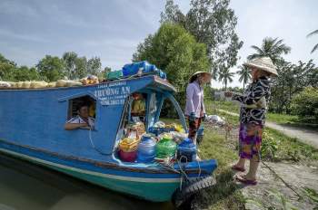 tiem tap hoa di dong o mien Tay anh 5