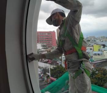 Thợ sơn sửa tháp nhà thờ Thị Nghè nghi bị ‘đạn’ bắn trúng người - ảnh 2