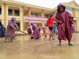 Gần 30 ngày miền Trung chìm trong lũ hồng thủy: Nước ngập mái nhà, mênh mông nước mắt - ảnh 22