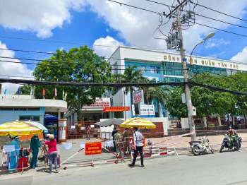 Phong tỏa Bệnh viện Tân Phú, giữa trưa nắng người nhà tiếp tế đồ cho người thân - ảnh 2