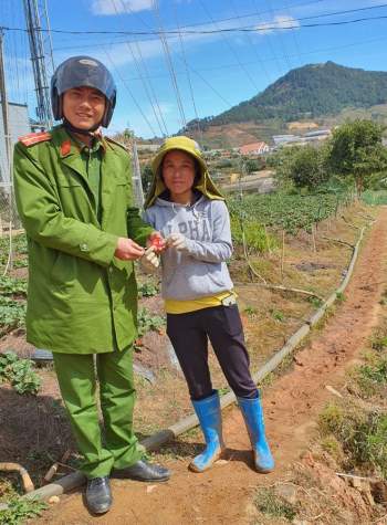 Tặng móc khóa an ninh cho người dân dưới chân núi Lang Biang - ảnh 1