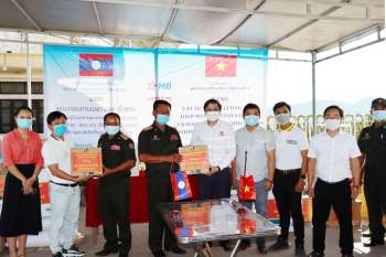 Hội Doanh nhân trẻ Thừa Thiên Huế trao tặng quà Bộ Chỉ huy Quân sự tỉnh SaLaVan và SeKong (Lào).