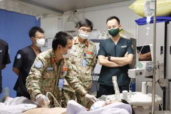Bác sĩ Việt Nam đội mũ sắt, mặc áo chống đạn cấp cứu bệnh nhân ở Nam Sudan - Ảnh 3.