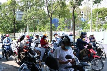 TP.HCM: Người dân ngỡ ngàng vì phải khai báo y tế online ở chốt kiểm soát dịch quận Gò Vấp - Ảnh 4.