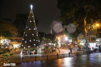 Các nhà thờ tại Hà Nội nhộn nhịp, trang hoàng chờ đón Giáng sinh 2020 - 4