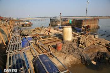 Sông Đà cạn trơ đáy, nông dân hối hả bơm cát cứu cá - 4