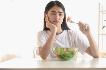 4 sai lầm khi ăn uống của bạn trẻ khiến cơ thể bị tàn phá