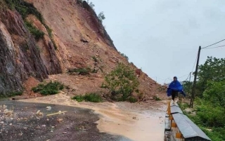 Nghệ An: Mưa lớn, hàng loạt nhà máy thủy điện xả lũ gây ngập sâu ở nhiều huyện 4