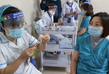 Hà Nội chính thức tiêm vaccine phòng Covid-19 tại Bệnh viện Thanh Nhàn - Ảnh 4.