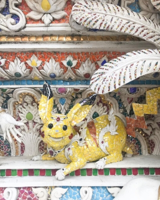 Ngôi chùa Thái Lan có tượng David Beckham và Pikachu đặt dưới bệ thờ - Ảnh 10.