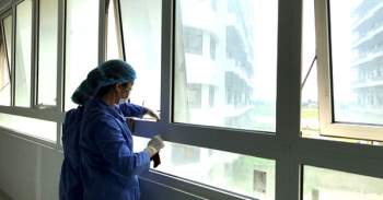 Nữ nhân viên vệ sinh Bệnh viện Thanh Nhàn dương tính SARS-CoV-2 - Ảnh 1.