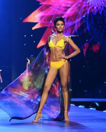 Cú xoay người huyền thoại, hay những bước catwalk bikini nóng bỏng đến ná thở, màn trình diễn của Top 5 Miss Universe 2018 H'Hen Niê vẫn khiến fan nhớ mãi - Ảnh 13.