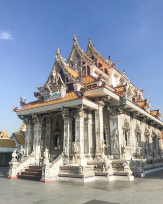 Ngôi chùa Thái Lan có tượng David Beckham và Pikachu đặt dưới bệ thờ - Ảnh 16.