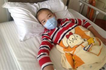 Bé trai 5 tuổi ho mãi không đỡ, đi khám khắp nơi cuối cùng bác sĩ cũng tìm ra lý do là bé bị ngộ độc thứ nhà nào cũng có - Ảnh 1.