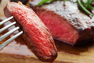 Tránh thịt đỏThịt hun khói, xúc xích... có liên quan đến nguy cơ mắc ung thư ruột kết. Viện Nghiên cứu Ung thư Mỹ khuyến nghị, mỗi người không ăn quá 18 ounce (1 ounce = 31.103476 gram) một tuần.
