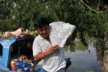 tiem tap hoa di dong o mien Tay anh 6