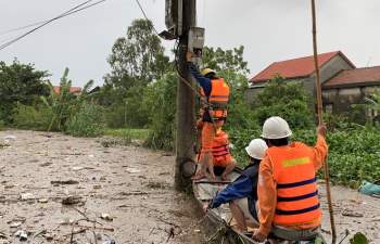 Những 'chiến binh' Quảng Bình trong bão lũ: Khắc phục sự cố, cứu dân kịp thời - ảnh 3