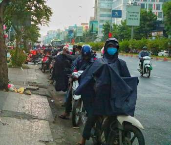 Sài Gòn chiều cuối năm trời đổ mưa: Những vòng xe quay vội ngày sát Tết - ảnh 8
