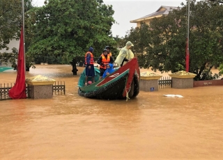 Gần 30 ngày miền Trung chìm trong lũ hồng thủy: Nước ngập mái nhà, mênh mông nước mắt - ảnh 7