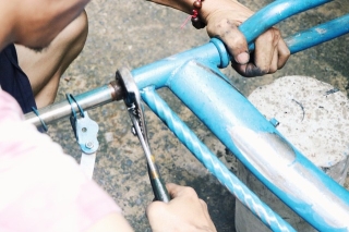 Chàng trai biến xe đạp sắt vụn thành xe mới toanh tặng người nghèo ở Sài Gòn - Ảnh 10.