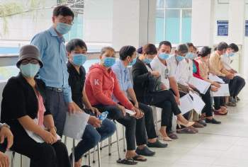 Tình nguyện viên ở Long An đến tiêm thử vắc-xin Nano Covax giai đoạn 2Ảnh Văn Minh