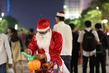 Người Sài Gòn mang khẩu trang, đổ xô vào trung tâm thành phố chơi Noel - Ảnh 12.