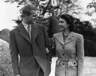 Công tước và Nữ công tước xứ Edinburgh khoác tay nhau trong tuần trăng mật ở Romsey, Hampshire.