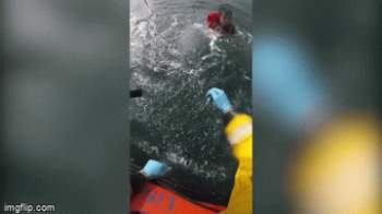 Tuyệt vọng vì bị cuốn ra giữa biển, thiếu niên 17 tuổi may mắn thoát Ch?t nhờ vật dụng không ngờ tới - Ảnh 2