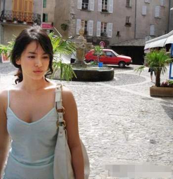 Bỏng mắt với số lần hở bạo của Song Hye Kyo: Mặc váy khoét ngực sâu hoắm, vòng 1 bị o ép như chực trào ra - Ảnh 6.