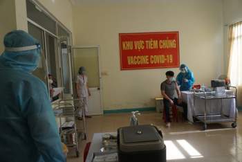Hình ảnh những y bác sĩ đầu tiên ở Đà Nẵng tiêm vắc xin Covid-19 - Ảnh 2.