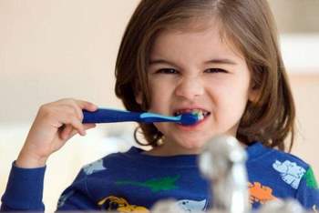 Bé 3 tuổi chưa bao giờ ăn đường nhưng vẫn bị sâu răng, bác sĩ chỉ ra vấn đề này rất đáng được cha mẹ quan tâm - Ảnh 3.