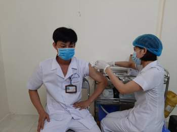 Thanh Hóa tiêm vaccine COVID-19 cho những y bác sĩ đầu tiên - Ảnh 7.