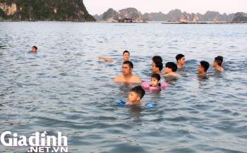 Quảng Ninh: Giữa dịch COVID-19, nhiều người dân vẫn đổ xô ra bãi tắm - Ảnh 6.