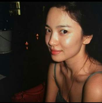 Song Hye Kyo và những lần diện đồ hai dây khoe vai trần gợi cảm, mướt mắt - Ảnh 2.