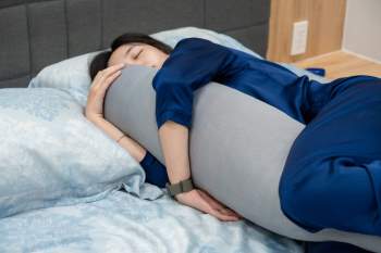 Cách để bảo vệ cột sống, giảm đau vai dành cho những người hay ngủ nghiêng - Ảnh 2.