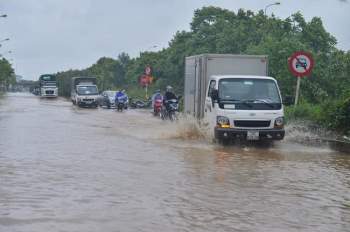 Do mưa lớn khiến một số tuyến đường của Thủ đô Hà Nội ngập úng nghiêm trọng. - Ảnh 6.