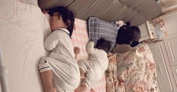 Cả nhà ngủ chung trên 1 chiếc giường trông rất hạnh phúc nhưng nhìn tư thế ngủ của 2 đứa trẻ ai cũng trách bố mẹ quá hớ hênh - Ảnh 1.