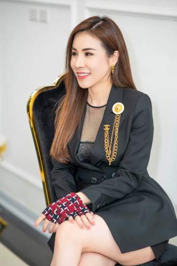 Hoa hậu Áo dài Hoàng Dung thử thách 100 ngày 100 Outfits hàng hiệu - Ảnh 2.