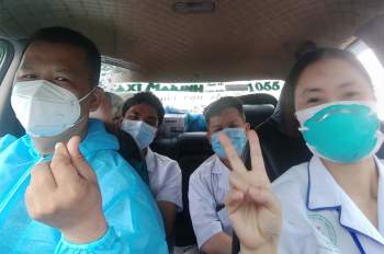 Lái xe taxi Mai Linh phục vụ miễn phí các tình nguyện viên đi lấy mẫu xét nghiệm cho người dân và công nhân tại huyện Việt Yên.
