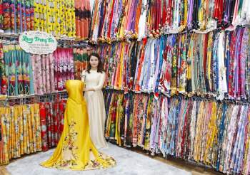 Shop Trung Tín và hành trình giữ nét truyền thống tà áo dài Việt - Ảnh 1.